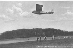 1936 - Motorflugzeug im Hintergrund