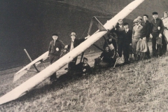 Gruppenbild mit Flugzeug