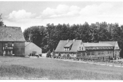 Kirche schon mit "Glockenturm"