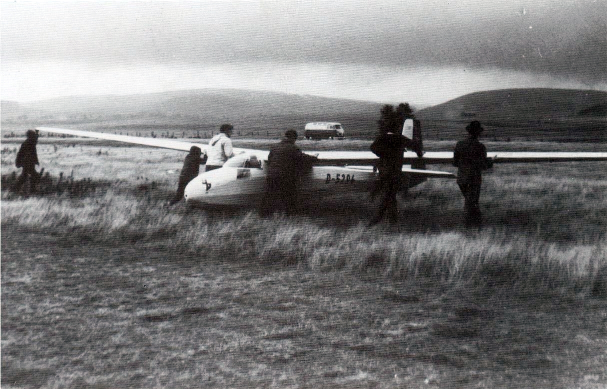 Einsitziges Segelflugzeug Ka 8b auf dem Segelfluggelände „Auf dem grünen Weg“, 1960.