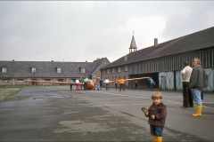 Alte Halle mit Kapelle und Kirchturm