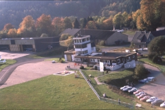Luftaufnahme mit alter Halle