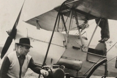 J_Grewe tankt Tiger_Moth